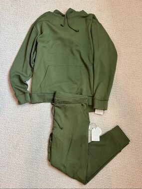 NWT Women’s Bamboo Olive Green Hoodie and Jogger Set